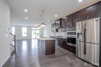 16 Clover Ln in Monroe Township, NJ - Foto de edificio - Building Photo