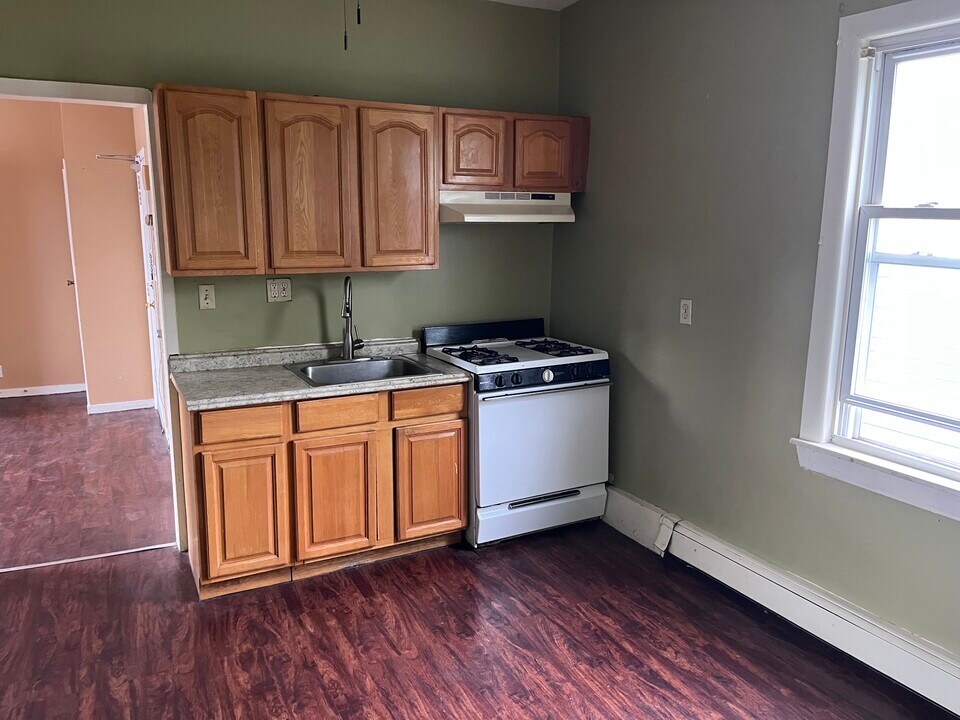 1124 Rivington St, Unit #4 in Roselle, NJ - Building Photo
