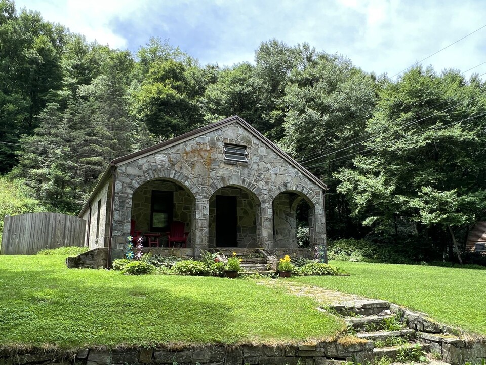 296 Middle Fork Rd in Blowing Rock, NC - Building Photo