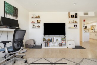 1260 Armacost Ave, Unit 204 in Los Angeles, CA - Foto de edificio - Building Photo
