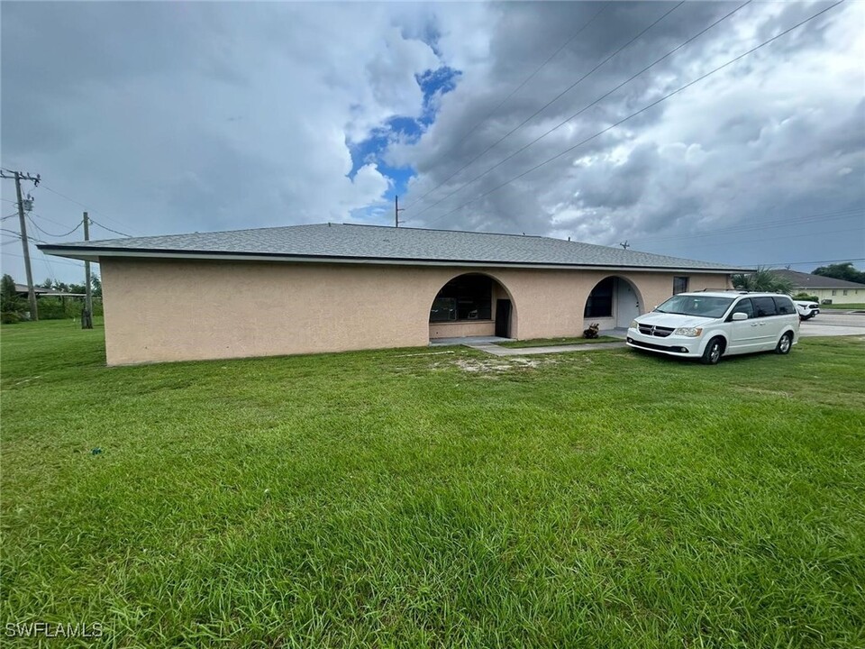 3004 Santa Barbara Blvd in Cape Coral, FL - Foto de edificio