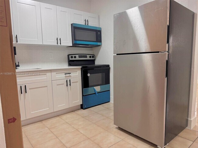 541 E 38th St in Hialeah, FL - Building Photo - Building Photo