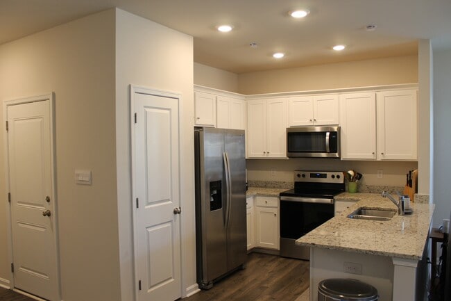 1523 Stanford Ln in Newport News, VA - Building Photo - Building Photo