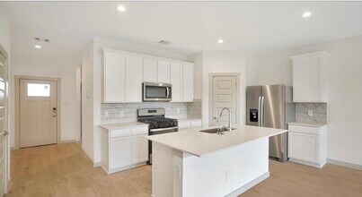 30706 Castle Cove Dr in Fulshear, TX - Foto de edificio - Building Photo