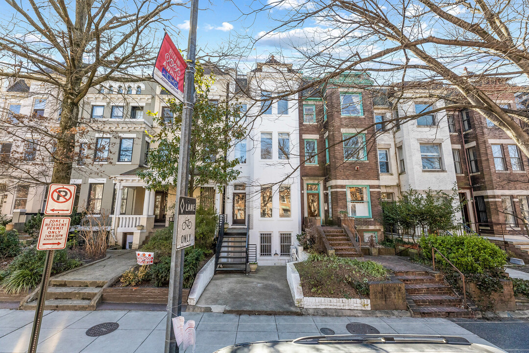 1942 Calvert St NW in Washington, DC - Building Photo