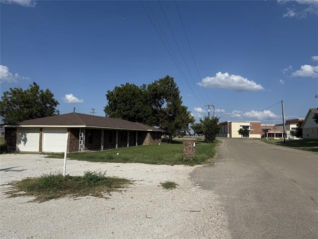 103 Spring St in West, TX - Foto de edificio - Building Photo