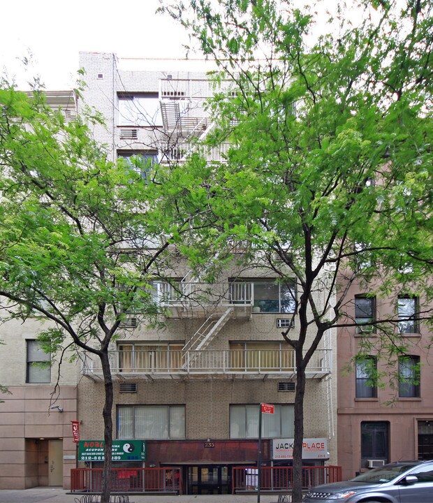 235 E 51st St in New York, NY - Building Photo