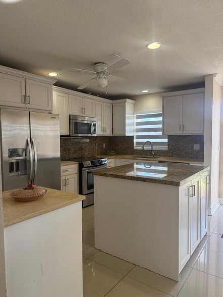 5775 Fernley Dr W in West Palm Beach, FL - Foto de edificio - Building Photo