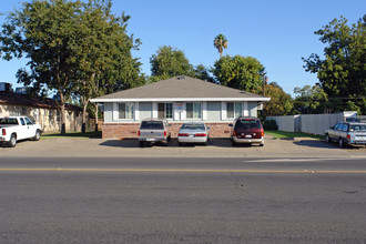 605 W El Camino Ave in Sacramento, CA - Foto de edificio - Building Photo