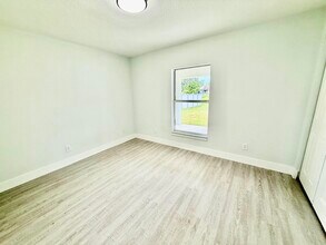 1042 SW Cairo Ave in Port St. Lucie, FL - Building Photo - Building Photo