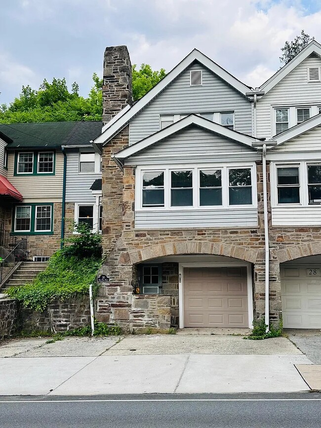 30 Rock Hill Rd in Bala Cynwyd, PA - Foto de edificio - Building Photo