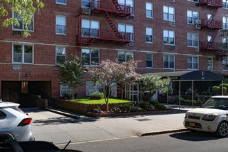 399 Ocean Pky in Brooklyn, NY - Building Photo - Building Photo