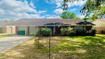 1607 Hartt Dr in Baytown, TX - Building Photo