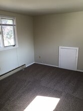 230 W Main St, Unit 2 in Milan, MI - Foto de edificio - Building Photo