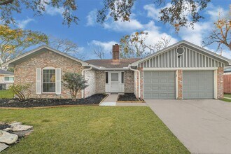 1712 Redwood Cir in Alvin, TX - Building Photo - Building Photo