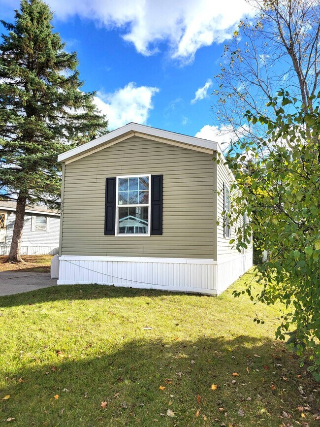 4151 Clement St in Milford, MI - Building Photo - Building Photo