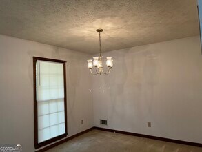 380 Hidden Valley Dr SE in Conyers, GA - Foto de edificio - Building Photo