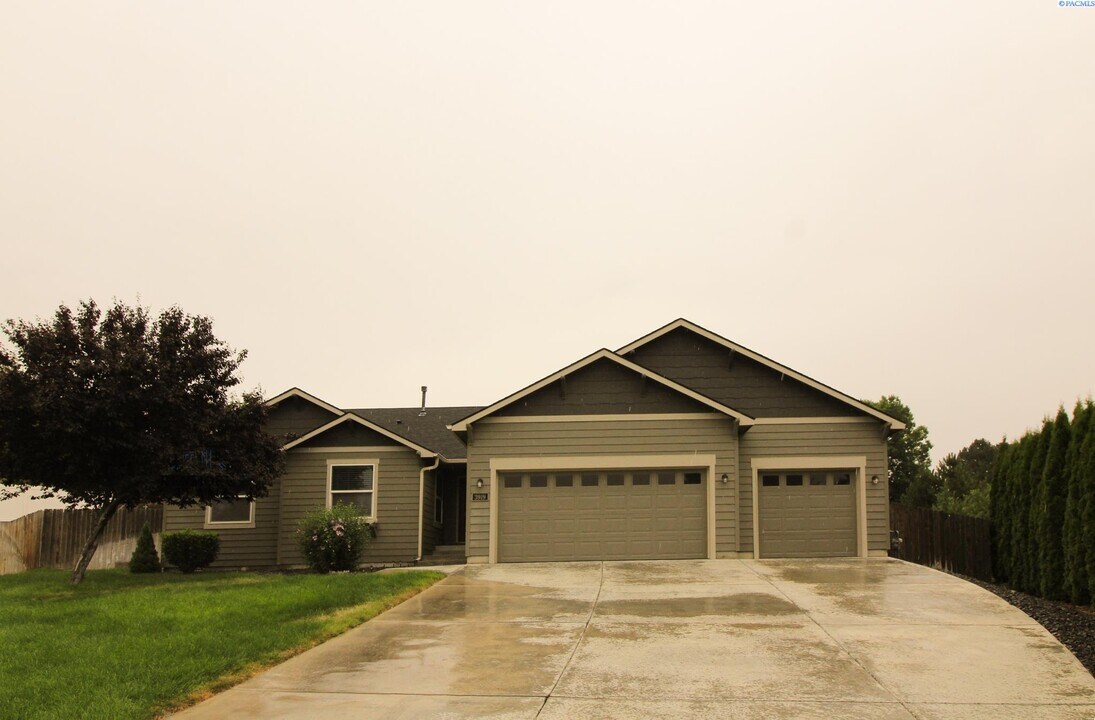 3919 Peppertree Court in Pasco, WA - Foto de edificio