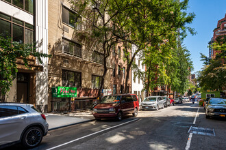 235 E 51st St in New York, NY - Foto de edificio - Building Photo