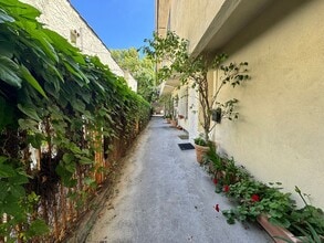 506 Flores St in West Hollywood, CA - Building Photo - Building Photo