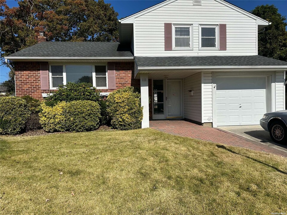 111 Argyle Dr in East Islip, NY - Building Photo