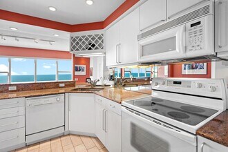 601 Longboat Club Rd in Longboat Key, FL - Foto de edificio - Building Photo