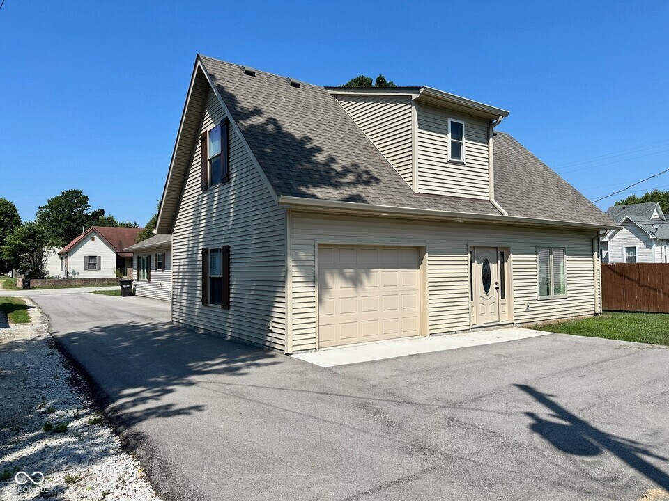 103 S Nebraska St in North Salem, IN - Building Photo