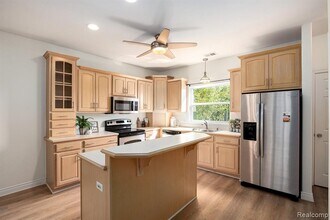 40 Park Island Dr in Lake Orion, MI - Foto de edificio - Building Photo