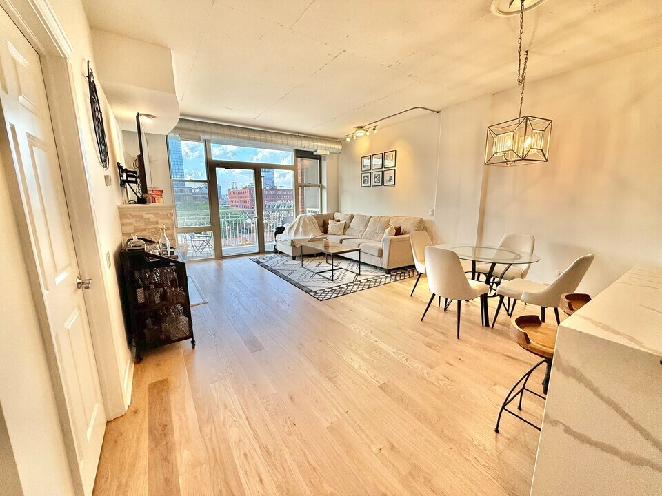 1001 W Madison St, Unit 608 in Chicago, IL - Building Photo