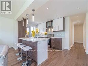 112 Murray Dr in Aurora, ON - Building Photo - Building Photo