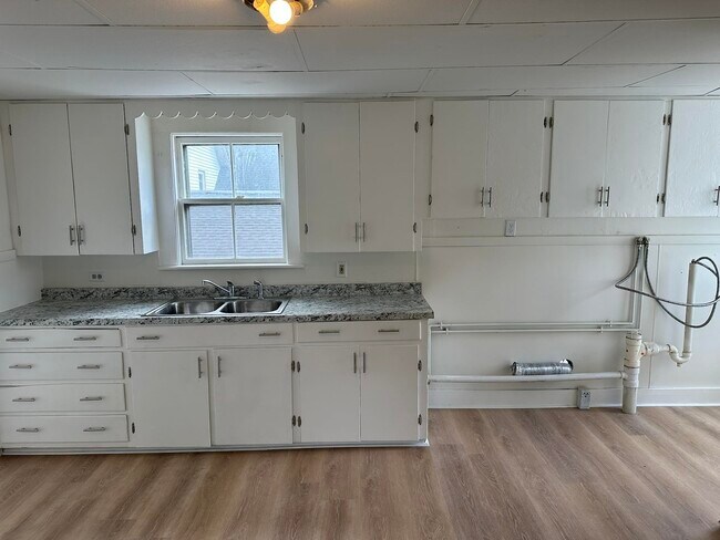 28 Chestnut St in Rochester, NH - Building Photo - Building Photo