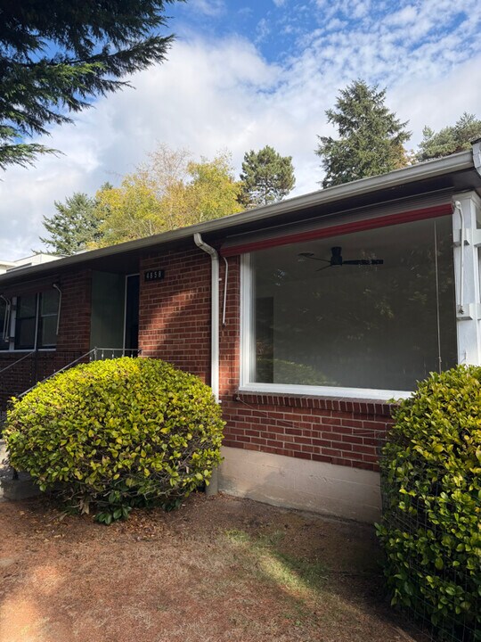 4858 Fauntleroy Wy SW in Seattle, WA - Building Photo