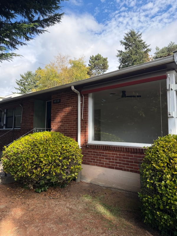 4858 Fauntleroy Wy SW