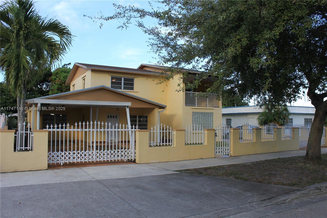 971 E 18th St in Hialeah, FL - Building Photo