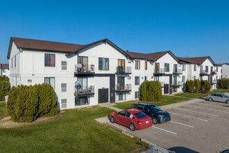 Park On Canal Apartments - Clinton Twp, MI in Clinton Township, MI - Foto de edificio - Building Photo