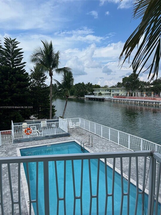 1233 Marseille Dr in Miami Beach, FL - Building Photo