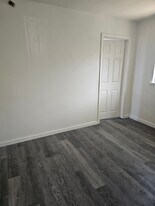 915 E 111th Dr in Los Angeles, CA - Building Photo