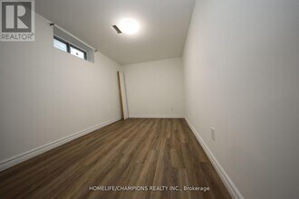 9 Stoney Creek Dr in Toronto, ON - Building Photo - Building Photo