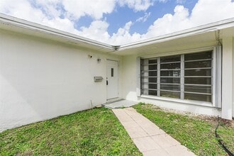 6821-6825 NW 11th Place Unit 6825 in Plantation, FL - Foto de edificio - Building Photo