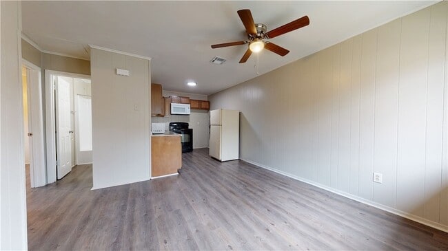 204 Lynn Dr, Unit D in Bryan, TX - Building Photo - Building Photo