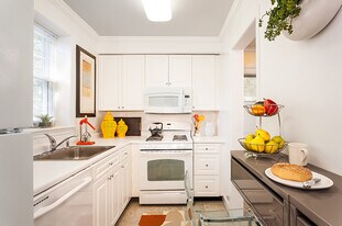 128 Gerry Rd, Unit 1 in Chestnut Hill, MA - Building Photo
