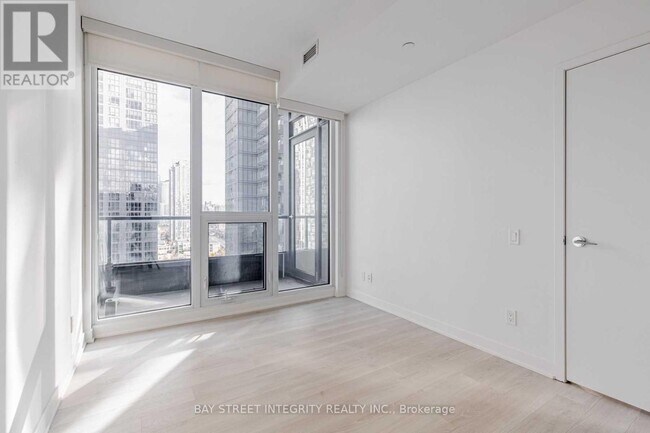 80 Queens Wharf Rd in Toronto, ON - Building Photo - Building Photo