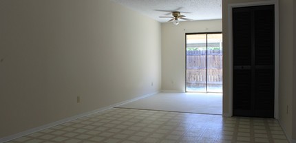 Lincoln Garden Apartments in Merced, CA - Building Photo - Interior Photo