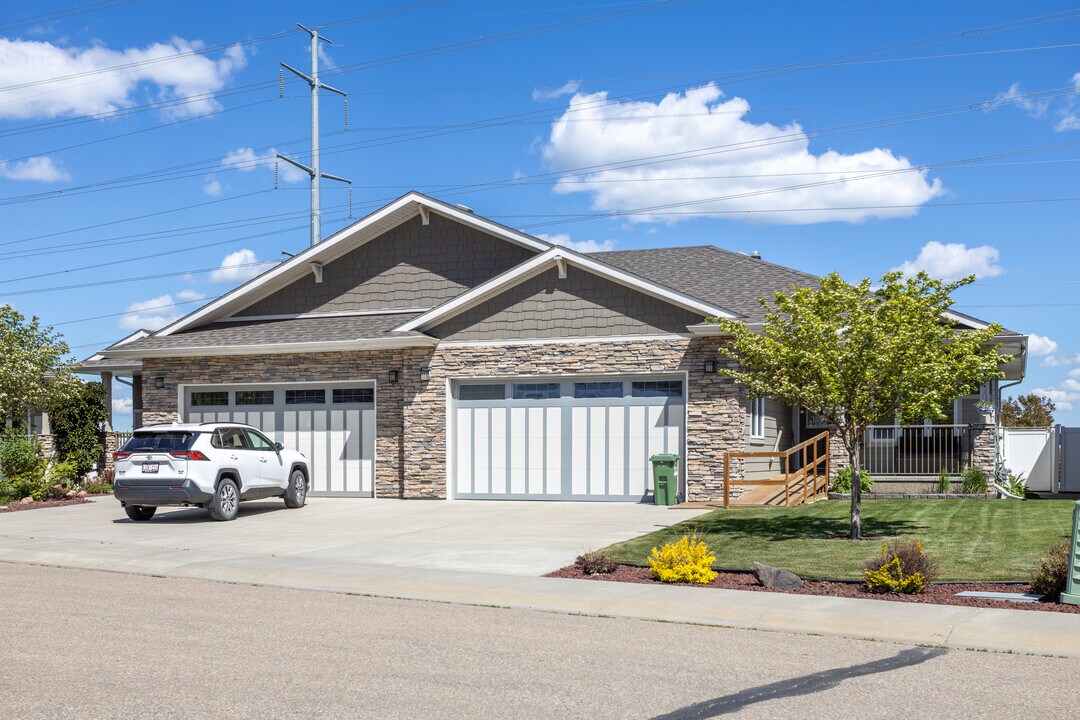 Brookside Villas in Red Deer, AB - Building Photo