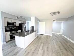 2640 S University Dr, Unit 204 in Davie, FL - Building Photo - Building Photo