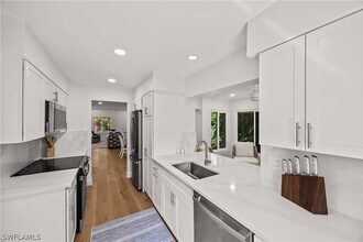 375 8th Ave S in Naples, FL - Foto de edificio - Building Photo