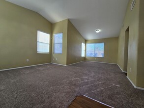 208 Zenith Point Ave in North Las Vegas, NV - Foto de edificio - Building Photo