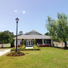 North Chase Apartments in Wilmington, NC - Building Photo - Building Photo