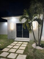 167 5th St, Unit 4 in Naples, FL - Building Photo
