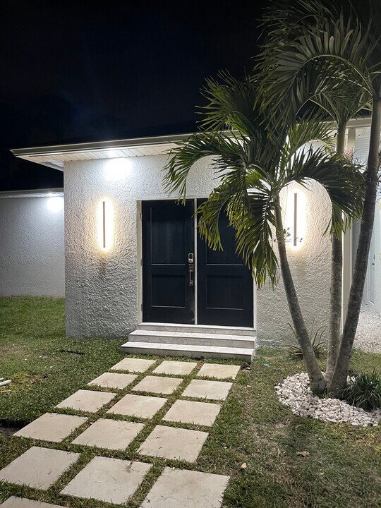 167 5th St, Unit 4 in Naples, FL - Building Photo